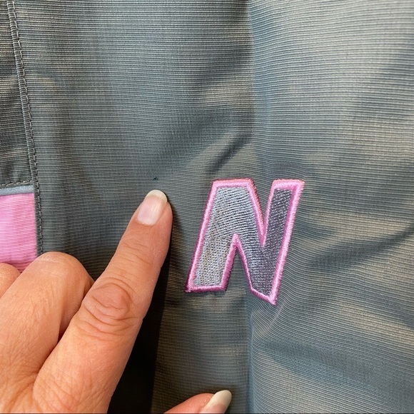 New Balance Running Jacket Gray and Pink - Picture 9 of 15